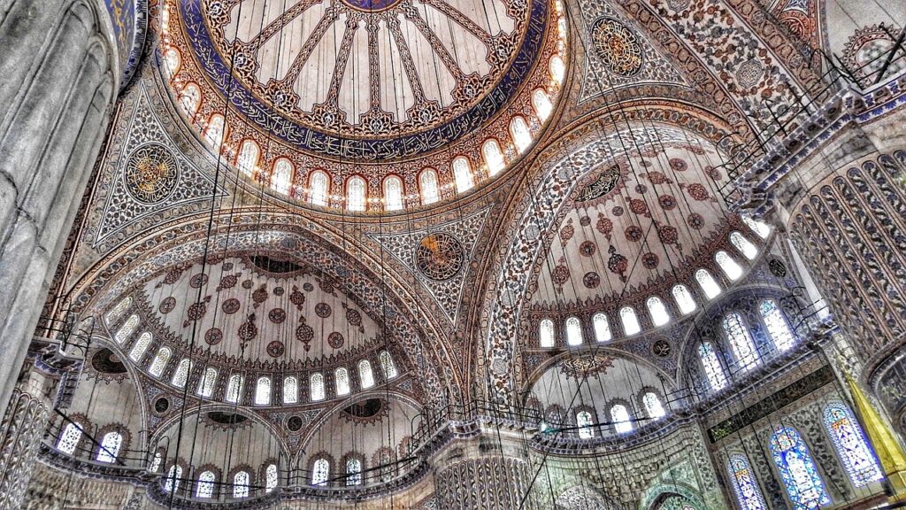 Sultanahmet Camii'nin iç mekânındaki mavi İznik çinileri