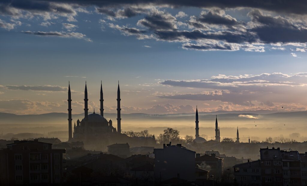 Edirne'deki Selimiye Camii'nin dört minaresi ve kubbesi