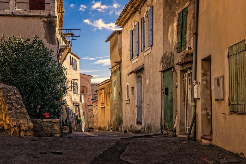 Mardin'in taş yapılarının arasında uzanan dar ve eğimli bir sokak