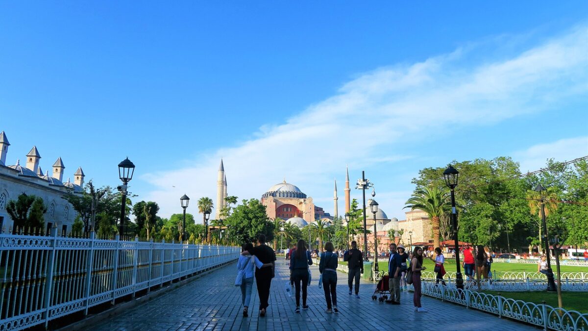 Türkiye'de tarihi bir meydan ve çevresindeki taş yapılar