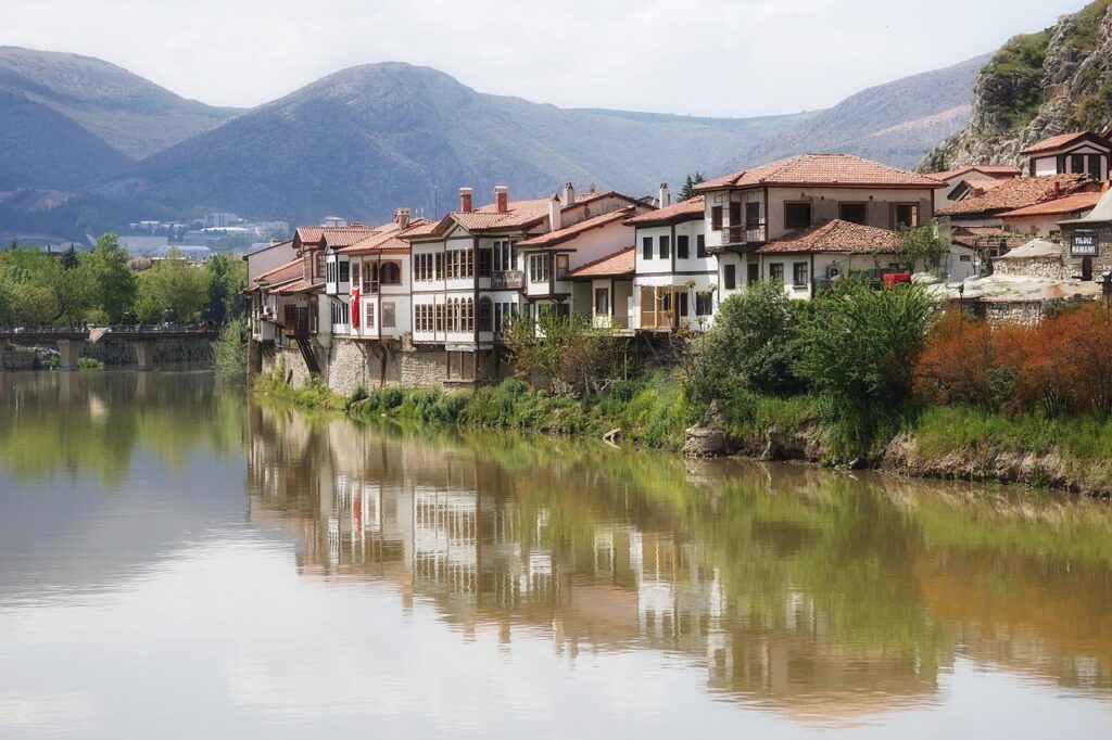 Amasya'da Yeşilırmak kıyısındaki tarihi yalılar