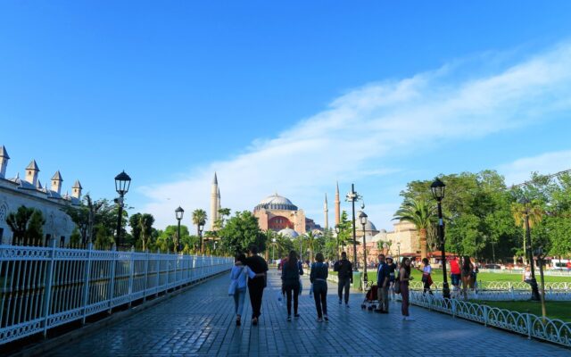 Türkiye'de tarihi bir meydan ve çevresindeki taş yapılar