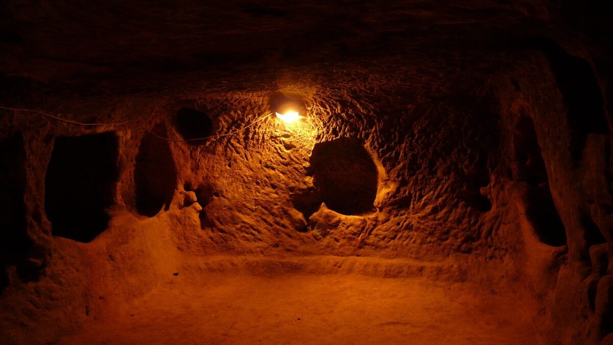 Nevşehir çevresinde taş dehlizler ve yuvarlak kapılarıyla bir türkiye yeraltı şehri