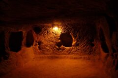 Nevşehir çevresinde taş dehlizler ve yuvarlak kapılarıyla bir türkiye yeraltı şehri