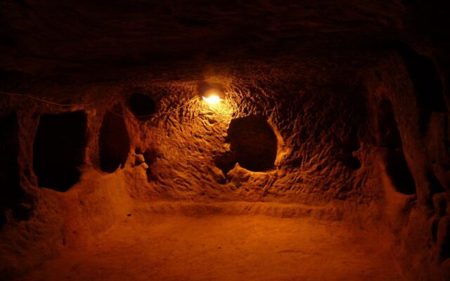 Nevşehir çevresinde taş dehlizler ve yuvarlak kapılarıyla bir türkiye yeraltı şehri