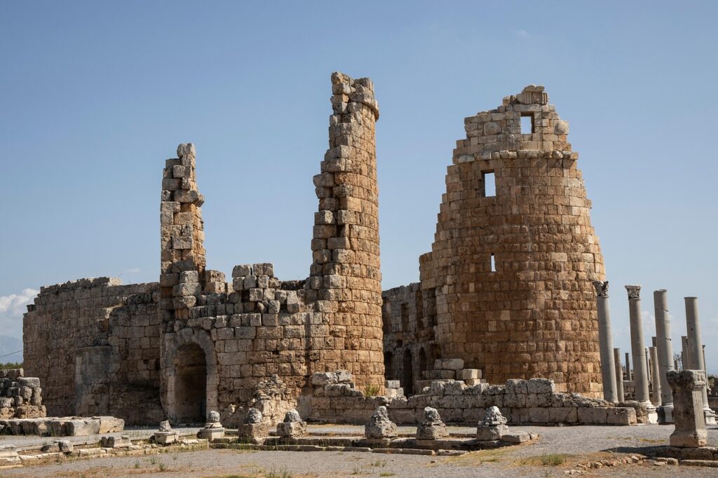 Perge antik kentinde sütunlu cadde ve kalıntılar