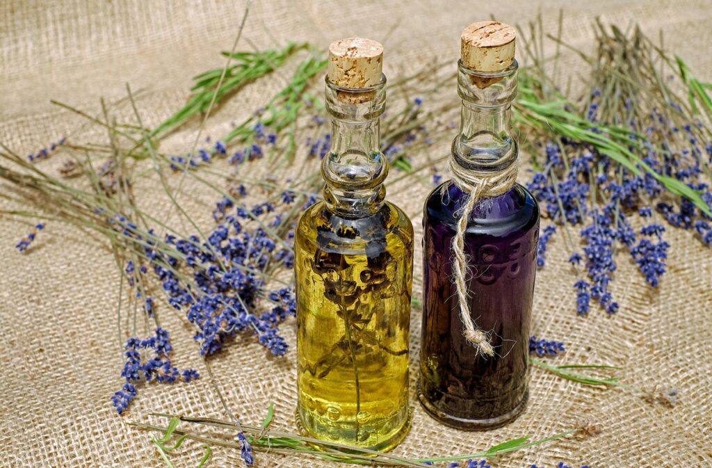 Lavanta yağı şişeleri ve kurutulmuş çiçekler