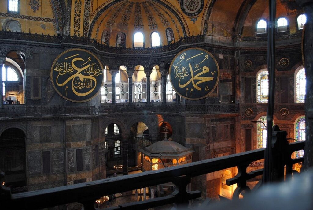 İstanbul'da bir müzenin geniş sergi salonu