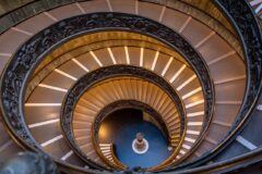 Türkiye'de bir müzenin sergi salonunda eserleri inceleyen ziyaretçiler