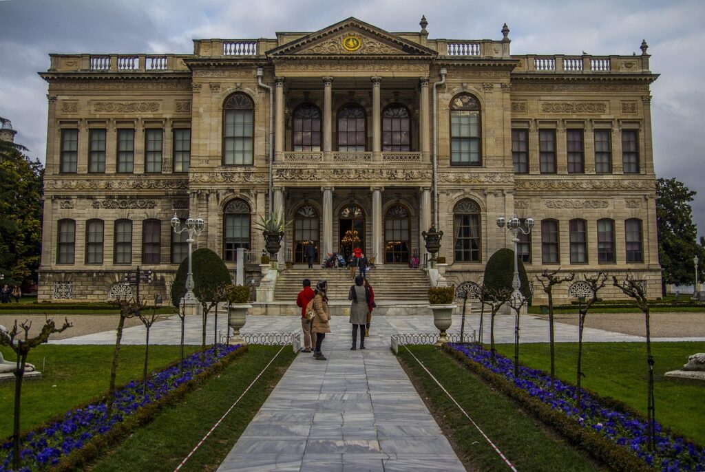 Dolmabahçe Sarayı bahçesi ve saat kulesi çevresi
