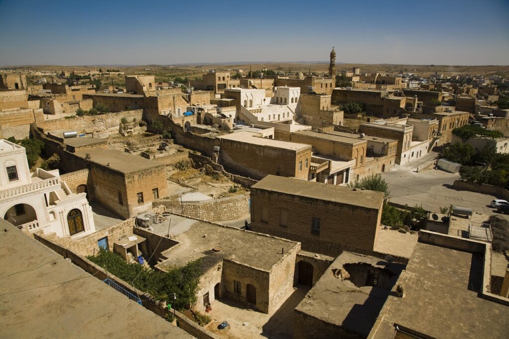 Mardin'de taş konakların dik yamaca yayıldığı manzara