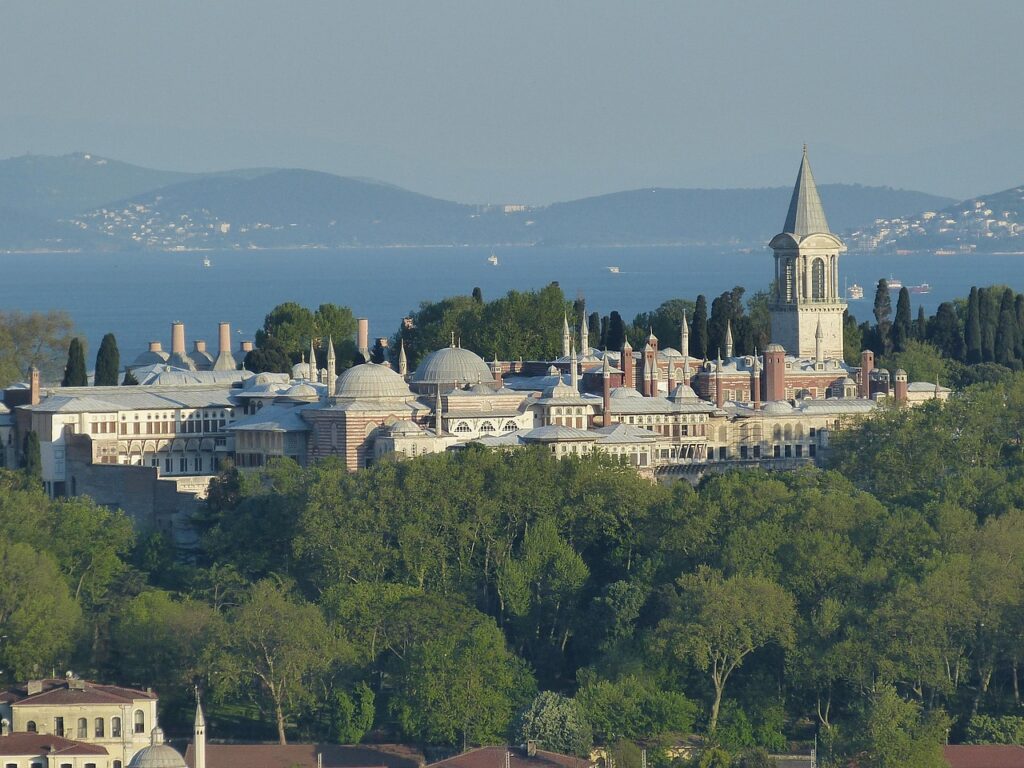 Boğaz kıyısında bahçesi olan tarihi bir köşk