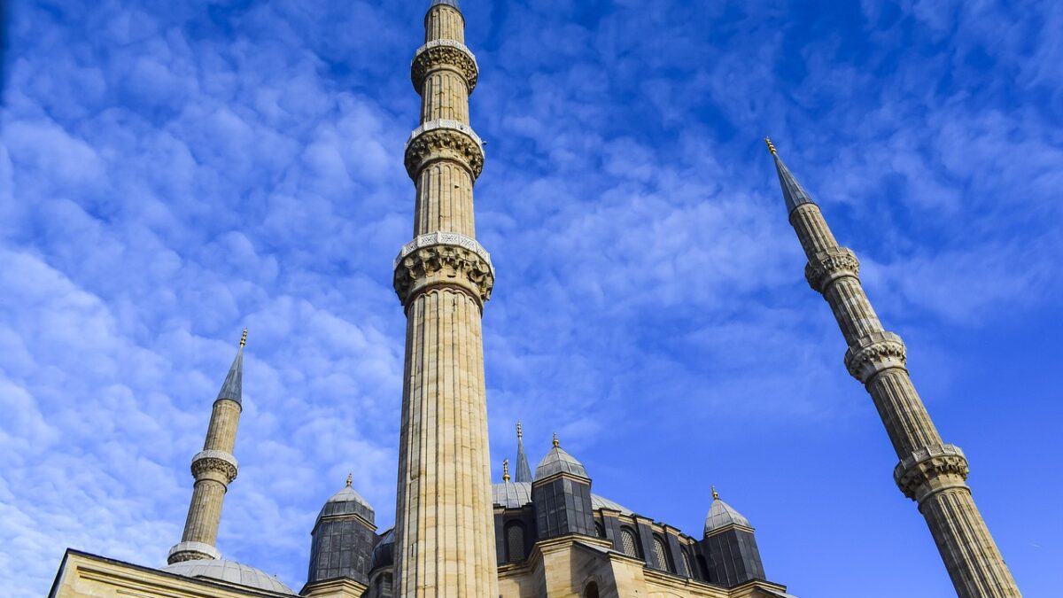 Türkiye'de nehir üzerinde uzanan tarihi taş kemerli köprü