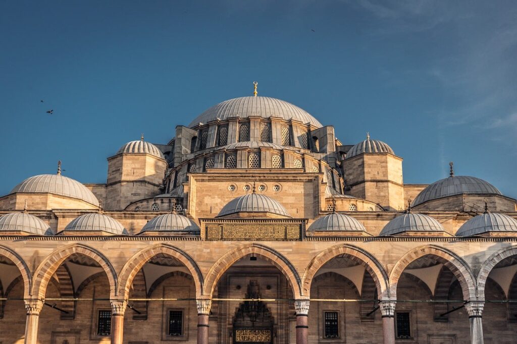 Nehir üzerinde uzanan Osmanlı dönemi taş kemerli bir köprü