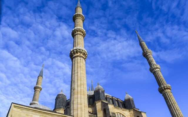 Türkiye'de nehir üzerinde uzanan tarihi taş kemerli köprü