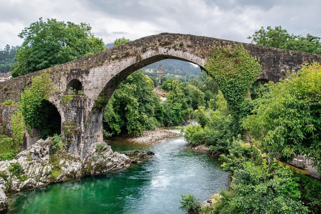 Nehir üzerinde Roma dönemi tarzı kemerli taş köprü