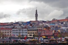 Kubbeli salonuyla tarihi bir kütüphane içinden ahşap raflar ve pencere ışığı