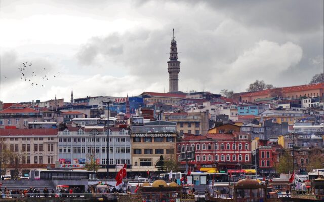 Kubbeli salonuyla tarihi bir kütüphane içinden ahşap raflar ve pencere ışığı