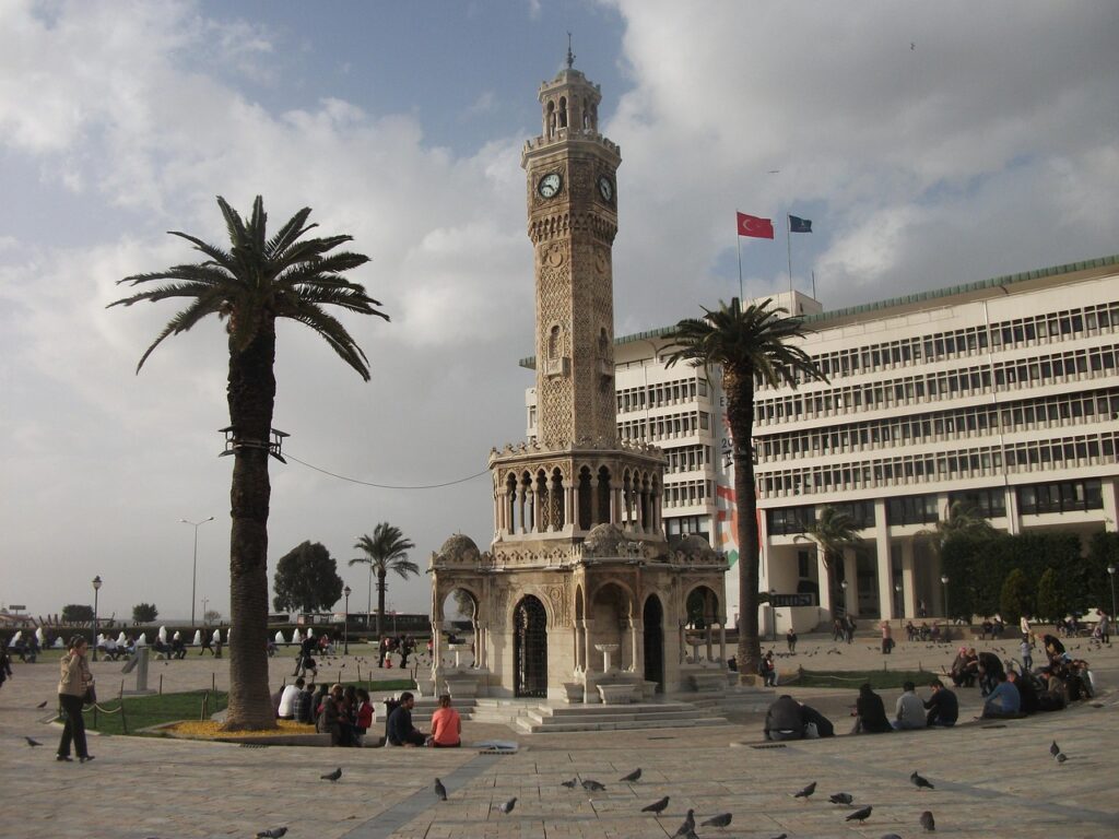 İzmir Konak Meydanı'ndaki saat kulesi ve çevresindeki binalar