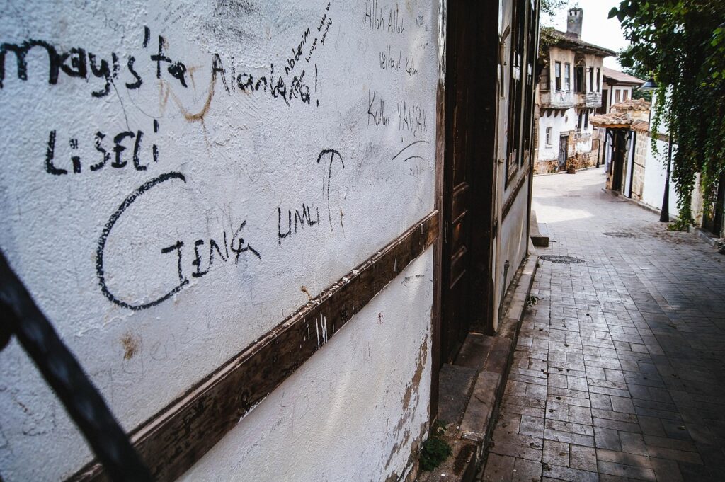 Antalya Kaleiçi'nde dar taş sokaklar ve tarihi evler