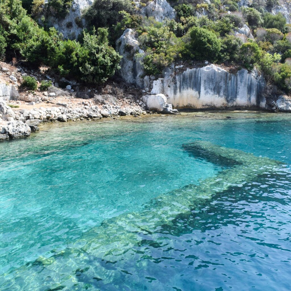 Kekova bölgesinde denizden görülen antik kıyı kalıntıları