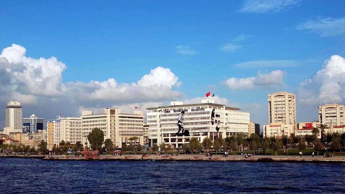 Türkiye'de ücretsiz gezilecek yerler için kıyı boyunca uzanan sahil yürüyüş yolu ve deniz manzarası