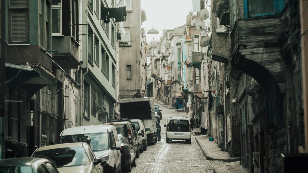 İstanbul Balat mahallesinde renkli cepheli tarihi evler