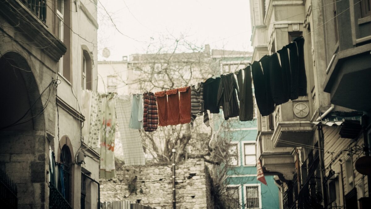 İstanbul Balat semtinde renkli ahşap evler ve dar bir sokak
