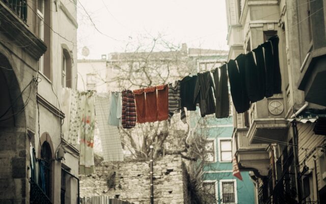 İstanbul Balat semtinde renkli ahşap evler ve dar bir sokak