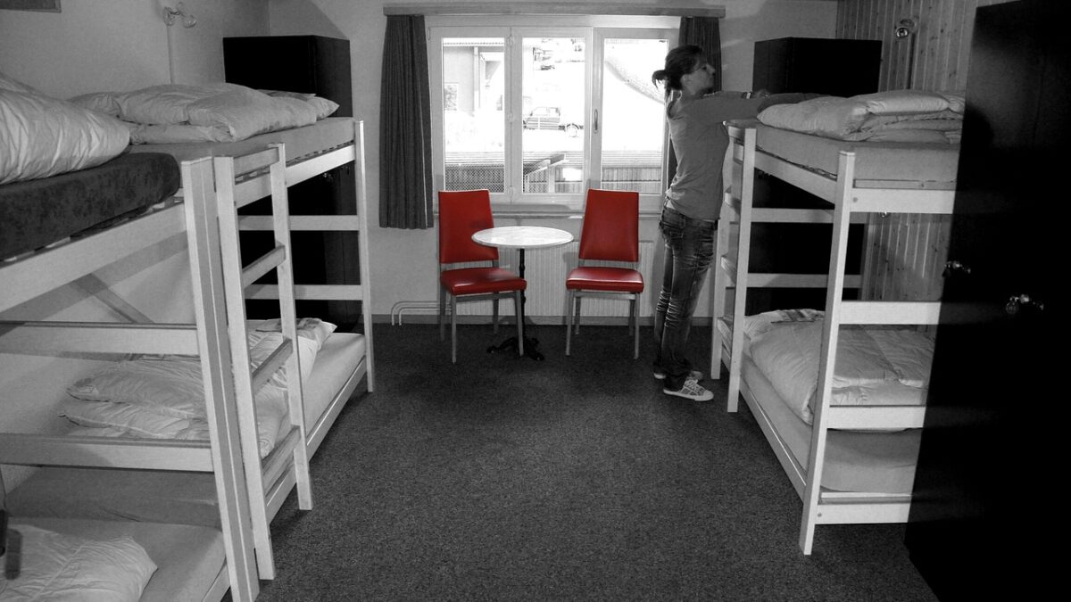 Ucuz tatil konaklama seçenekleri için hostel, kiralık daire ve otel karşılaştırması