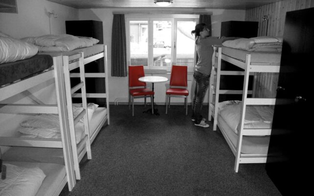 Ucuz tatil konaklama seçenekleri için hostel, kiralık daire ve otel karşılaştırması