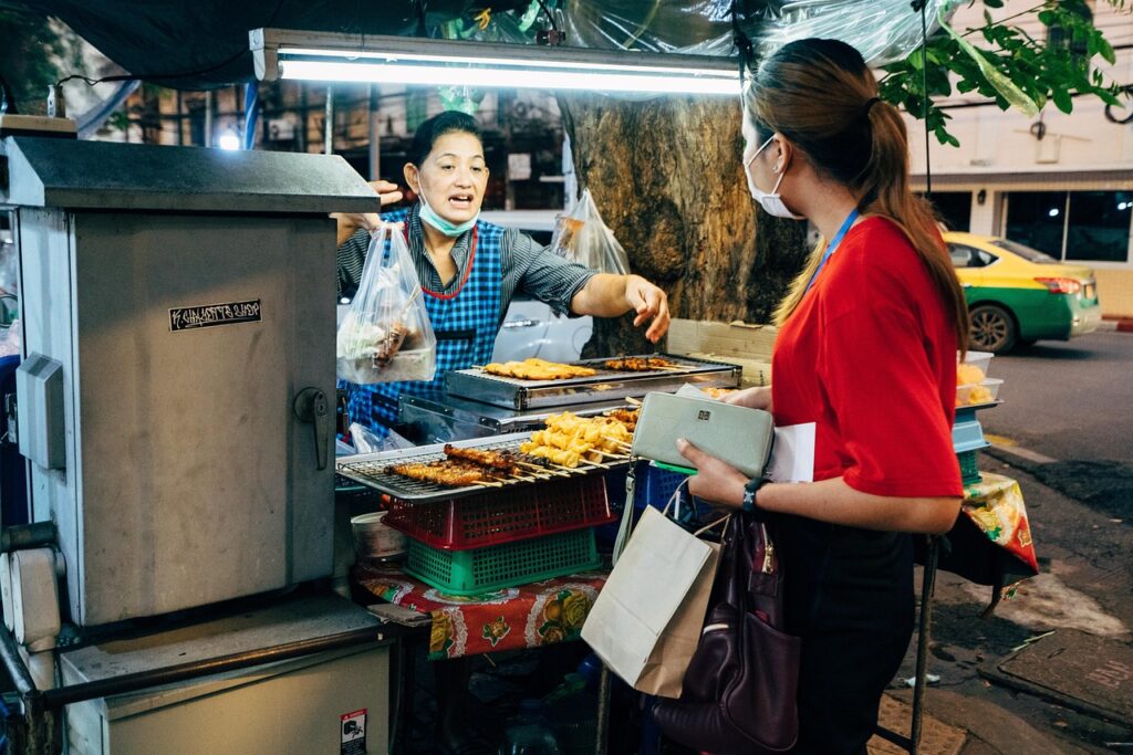 Bangkok'ta sokak yemeklerinin satıldığı canlı bir pazar