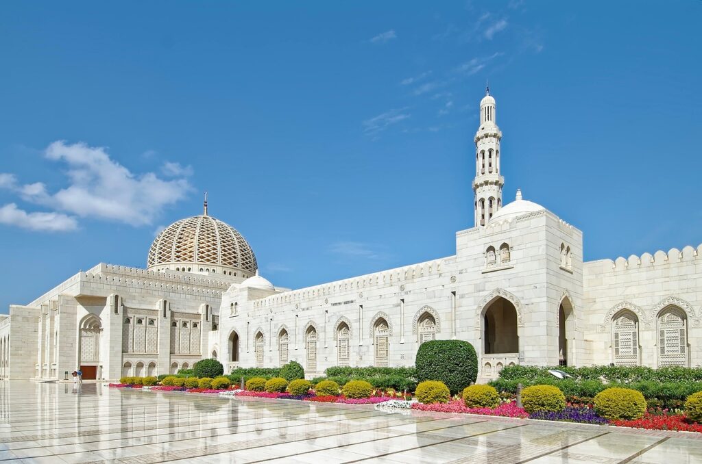 Muskat'taki Büyük Sultan Kabus Camii'nin avlusu ve kubbesi