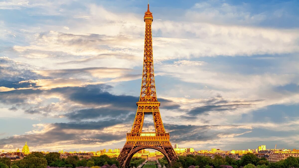 Işıklandırılmış Eyfel Kulesi ve Paris manzarası