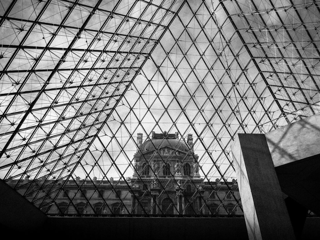 Louvre Müzesi'nin sergi salonlarından bir görünüm