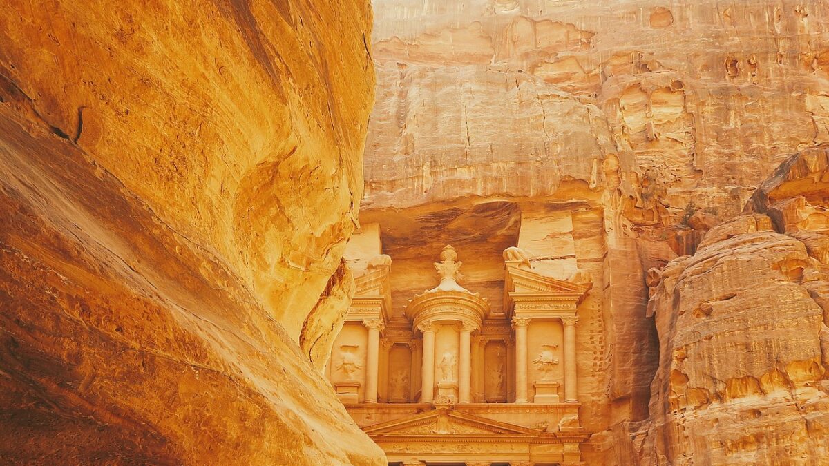 Ürdün'de gezilecek yerler arasında Petra'daki Hazine cephesi ve kayalara oyulmuş antik kent manzarası