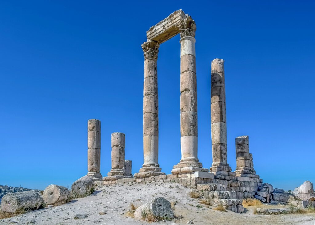 Amman'da Roma Tiyatrosu ve kale tepesinin görünümü
