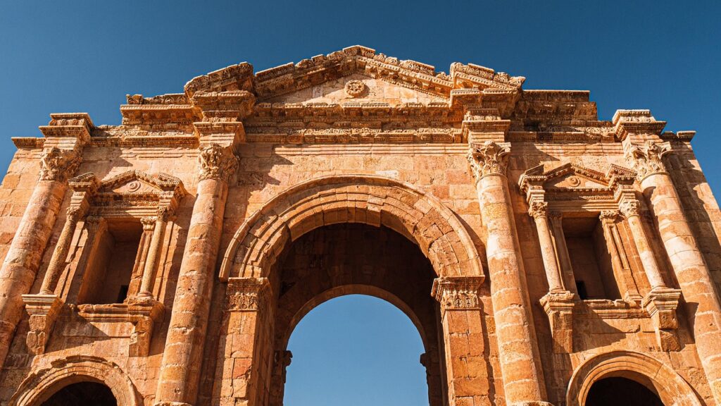 Cerash antik kentindeki Hadrian Takı ve sütunlu caddeler