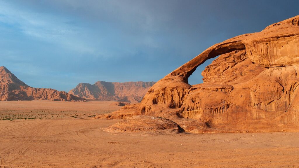 Wadi Rum çölünde gün batımında cip turu