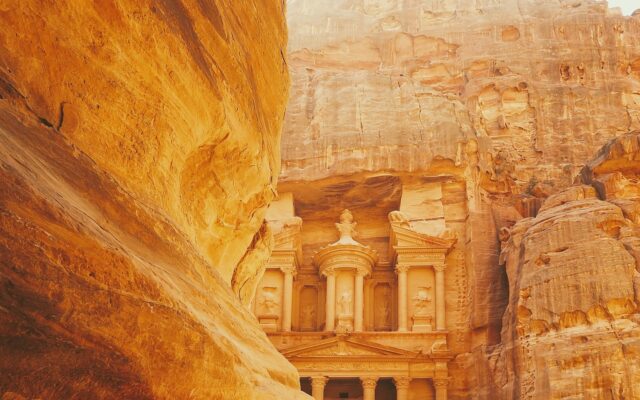 Ürdün'de gezilecek yerler arasında Petra'daki Hazine cephesi ve kayalara oyulmuş antik kent manzarası