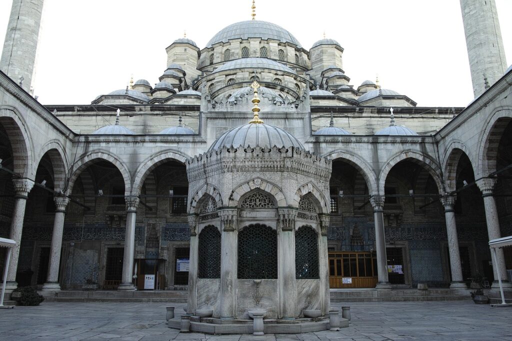 Osmanlı külliyesinde avlu ve çeşme