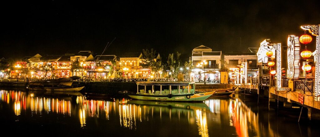 Hoi An eski şehrinde nehir kenarında yanan renkli fenerler