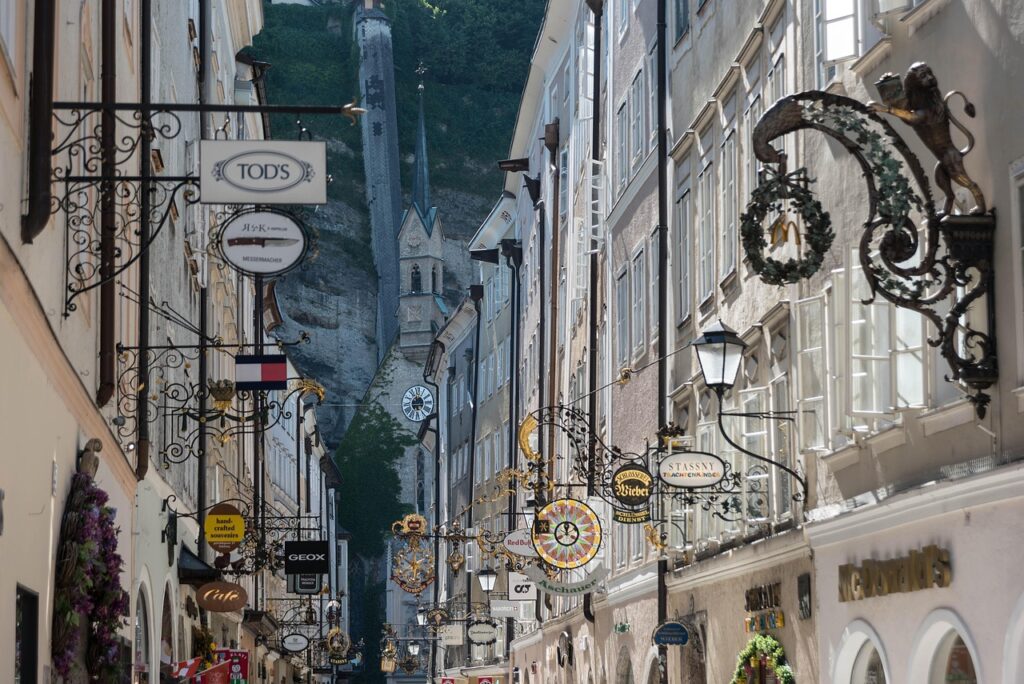 Salzburg'un dar ve renkli Getreidegasse sokağı