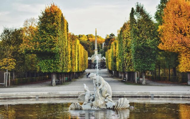 Salzburg eski kent merkezi ve tepedeki kale manzarası