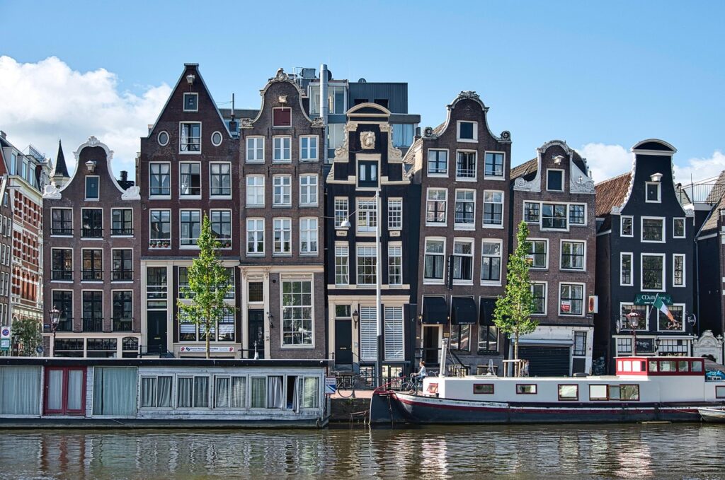 Yağmurlu bir günde Amsterdam kanalları ve tekneler