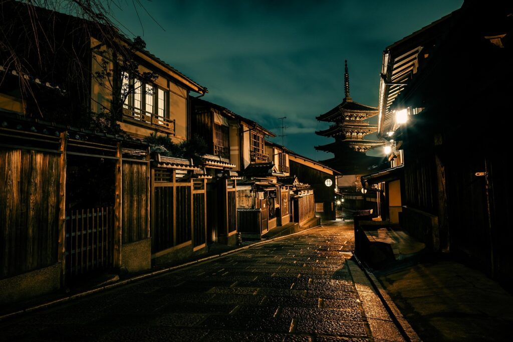 Yağmurdan sonra Kyoto tapınak bahçesi