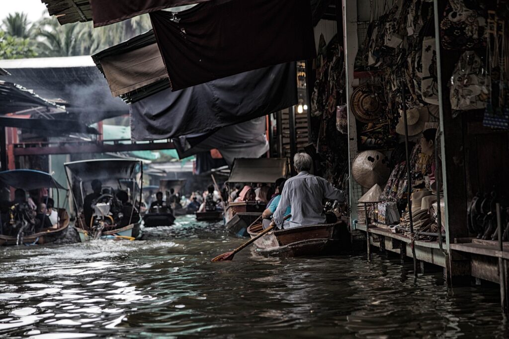 Bangkok'ta kapalı bir yerel pazarın içi