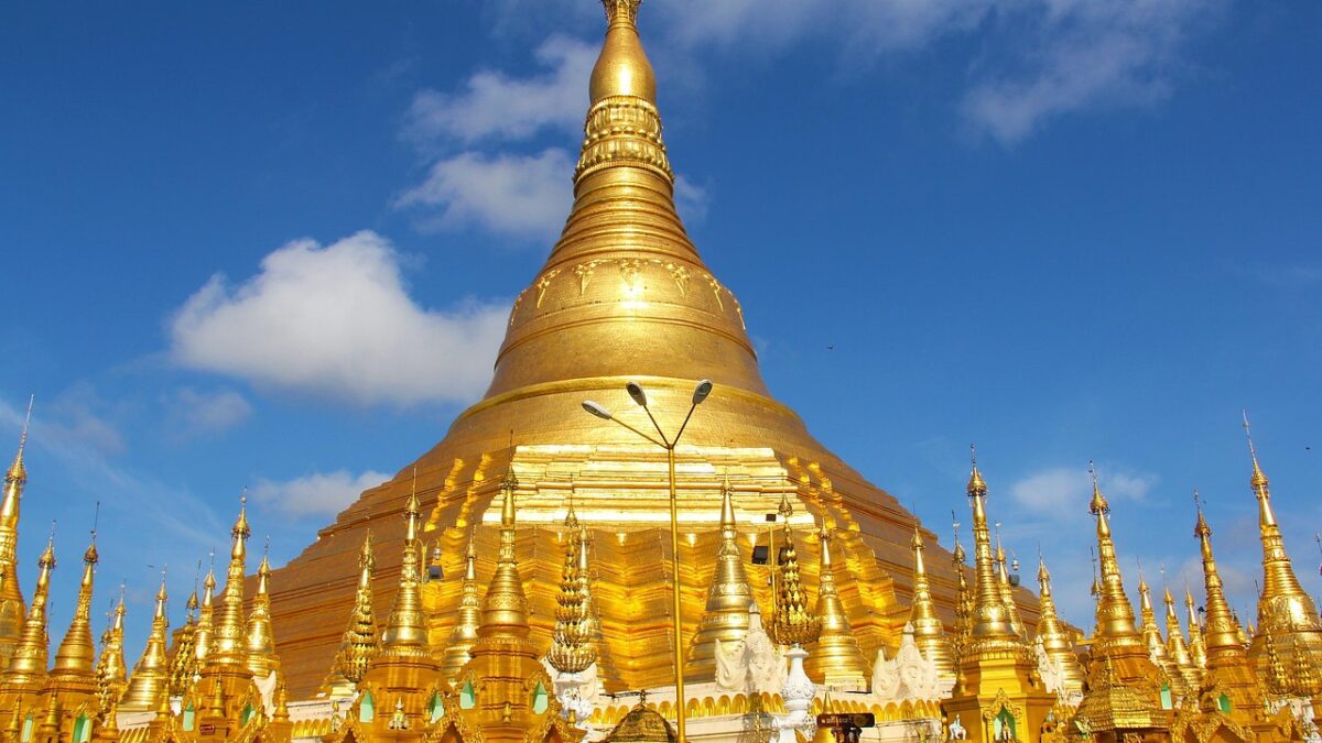 Yangon'daki altın kaplamalı Shwedagon Pagodası ve gün batımı ışığı