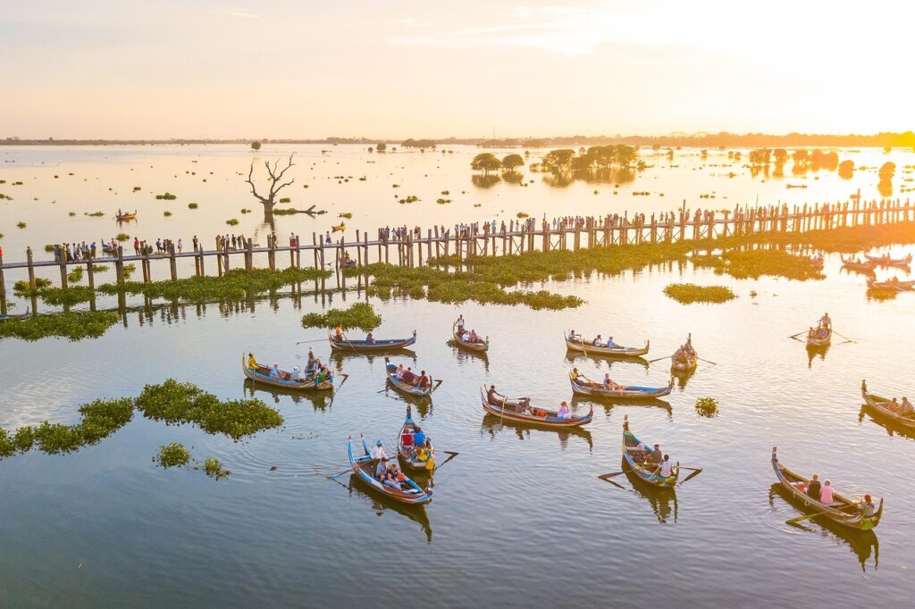 Mandalay'da Taungthaman Gölü üzerindeki U Bein Köprüsü ve gün batımı