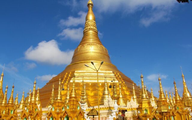 Yangon'daki altın kaplamalı Shwedagon Pagodası ve gün batımı ışığı